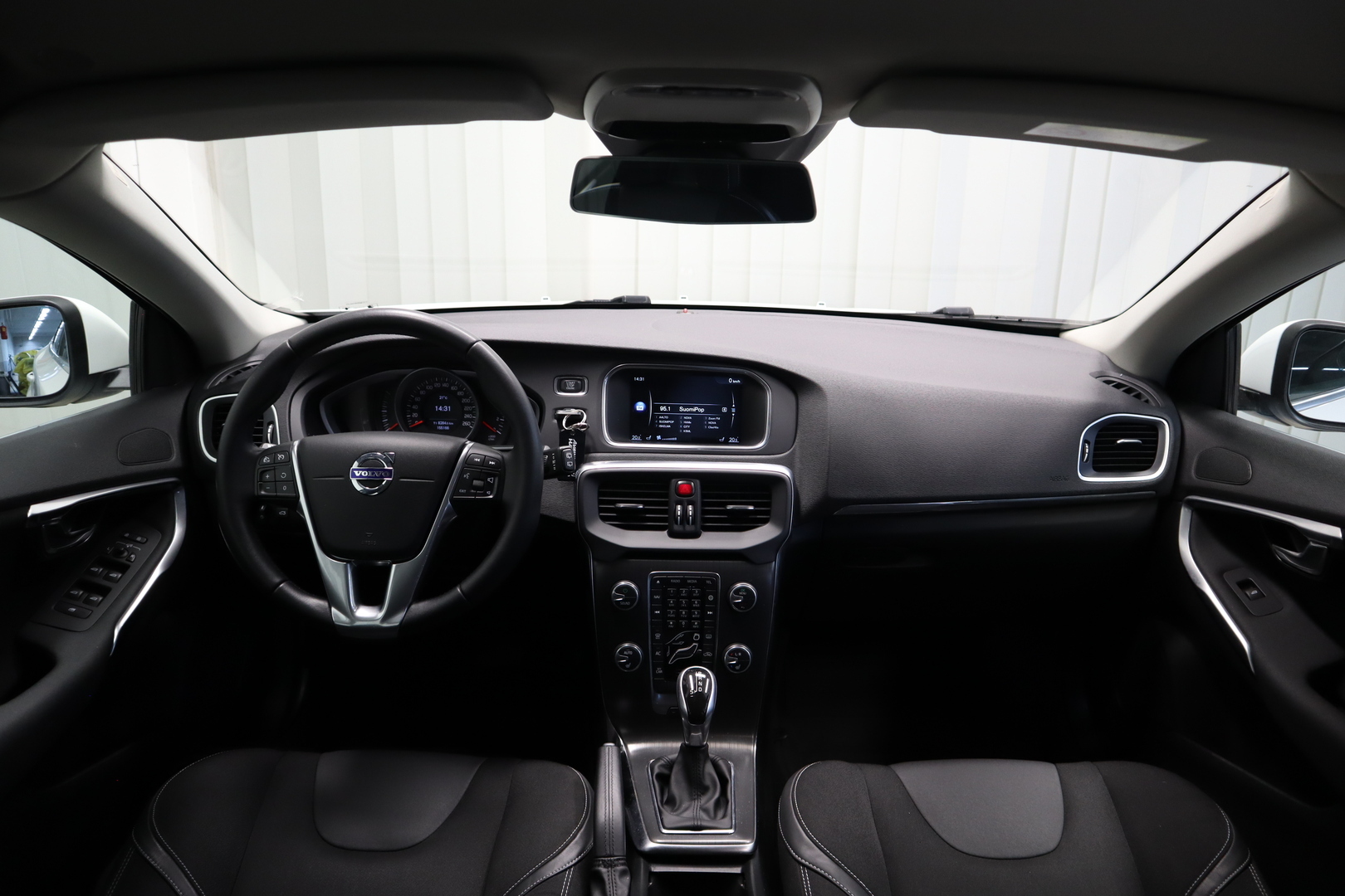 VOLVO V40 16