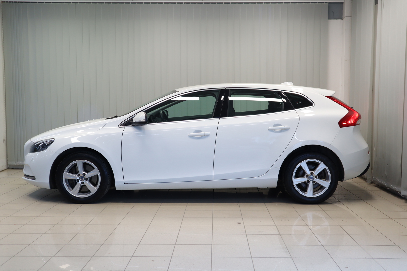 VOLVO V40 4