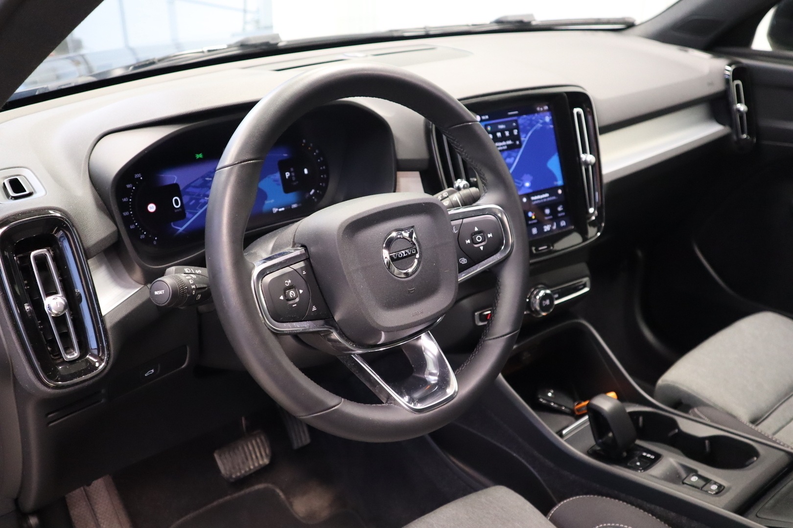 VOLVO XC40 11