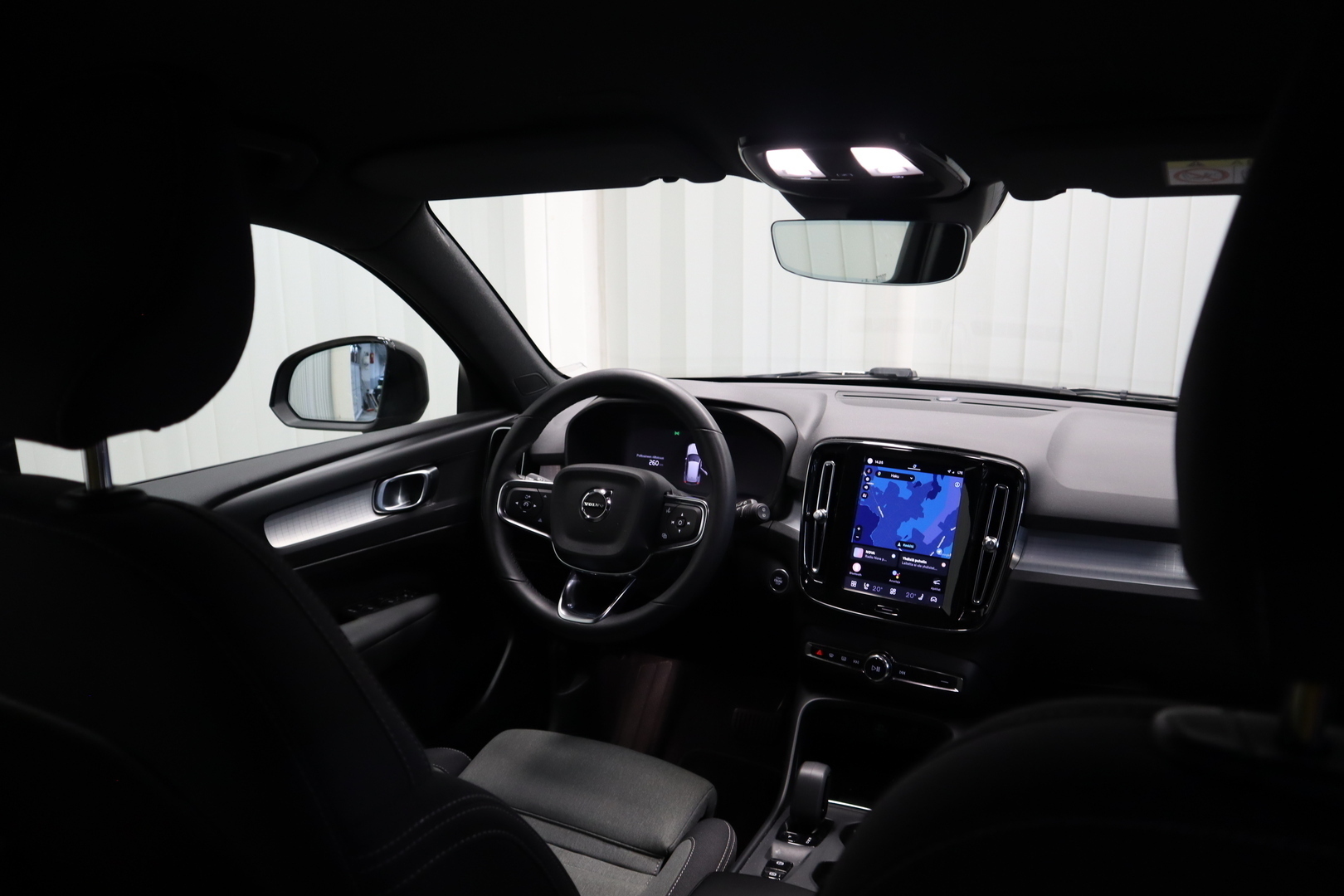 VOLVO XC40 8