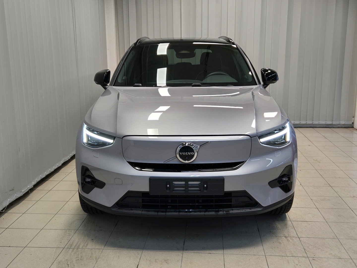 VOLVO EX40 3