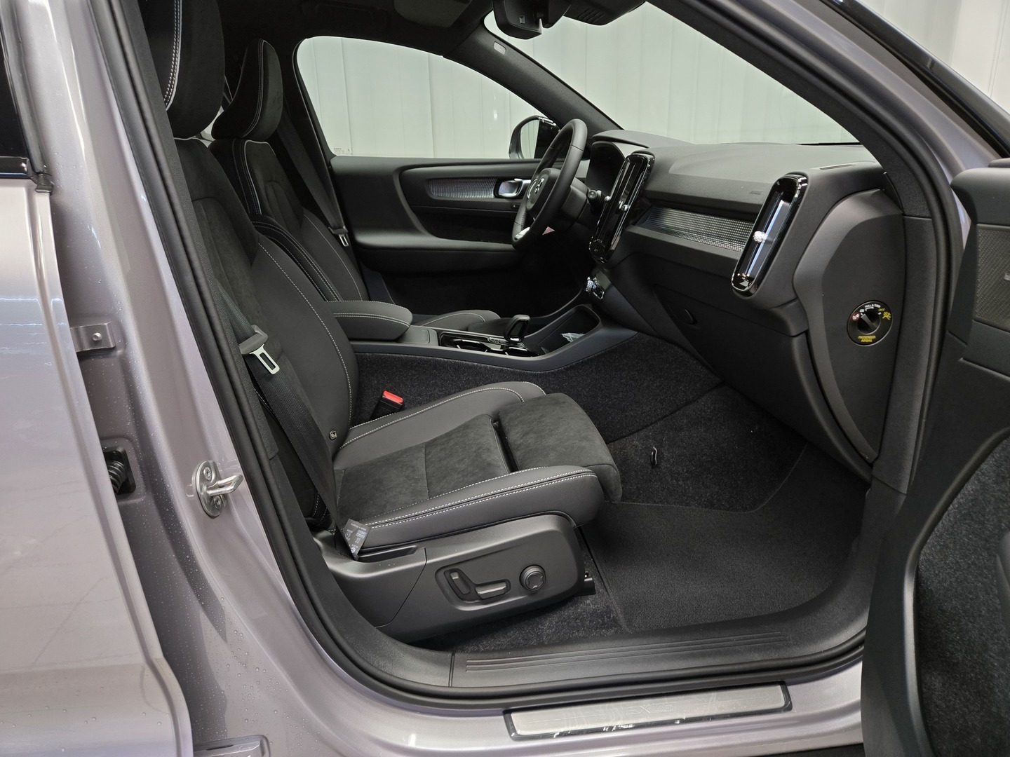VOLVO EX40 9