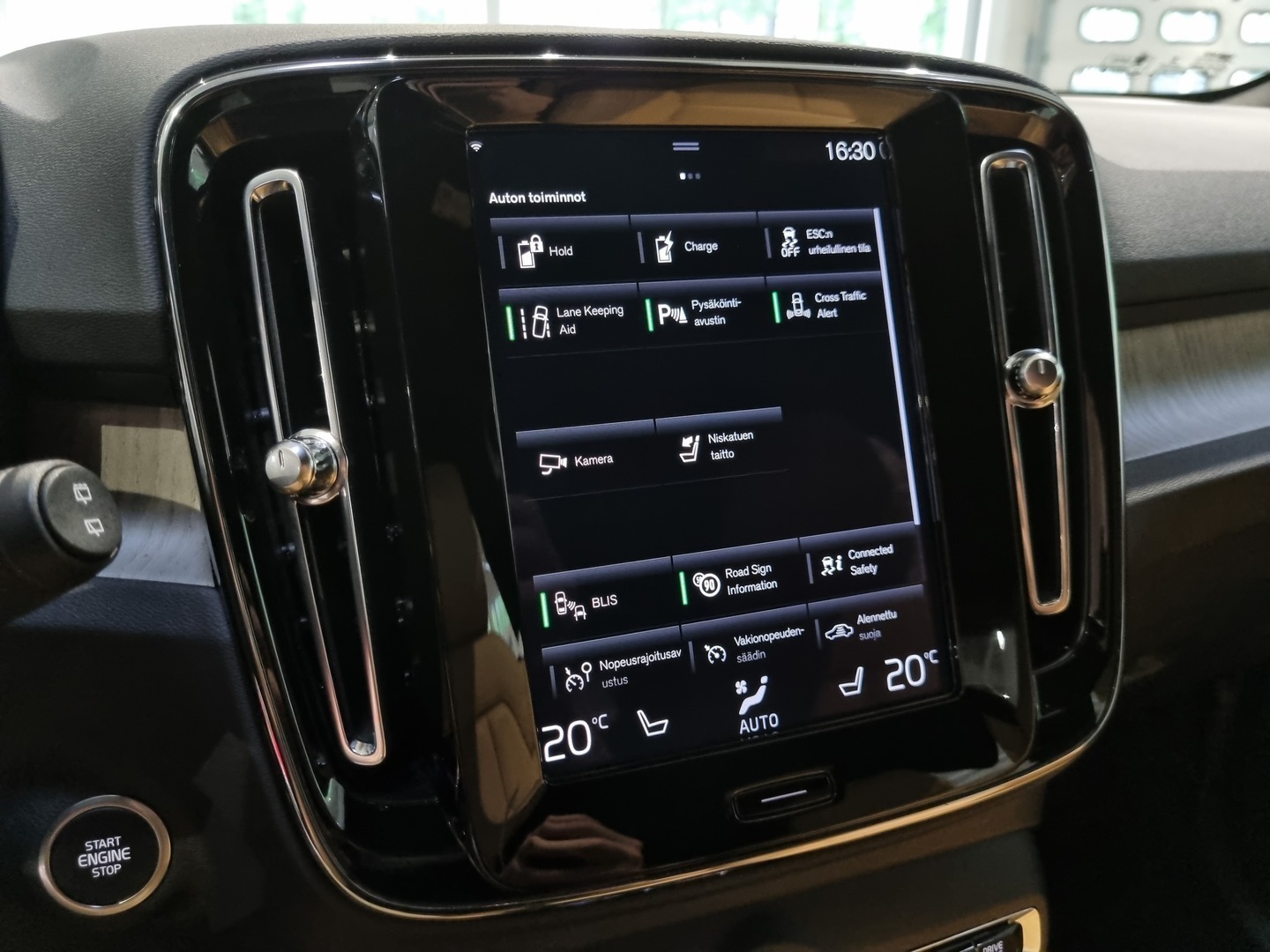 VOLVO XC40 15