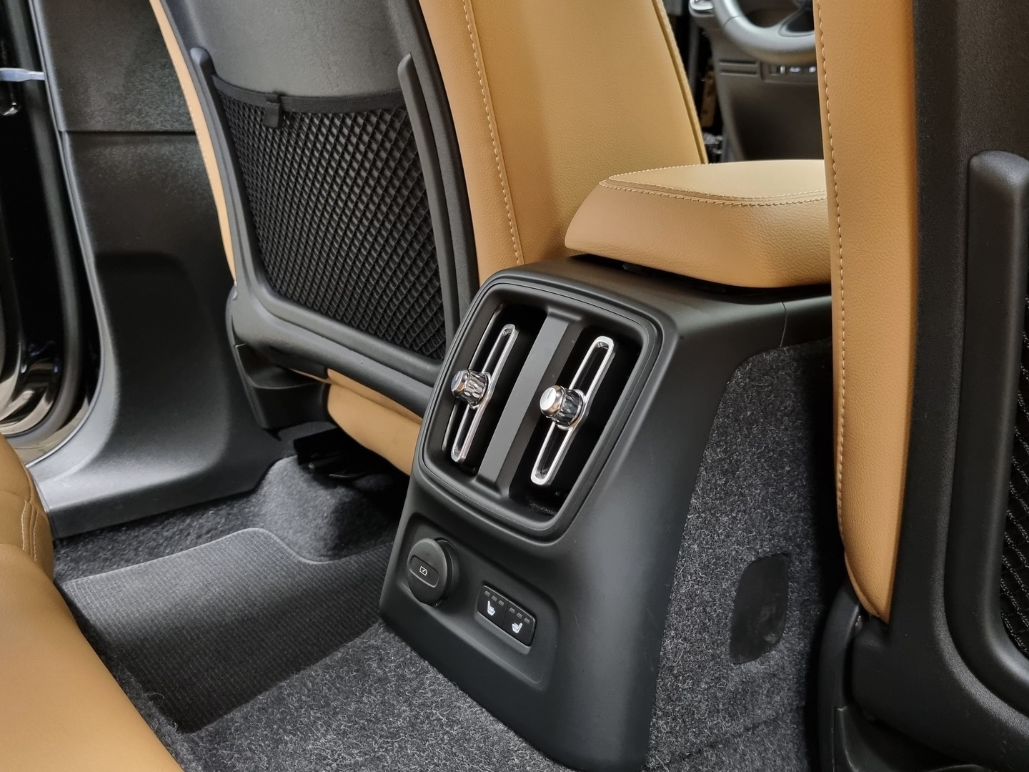 VOLVO XC40 8
