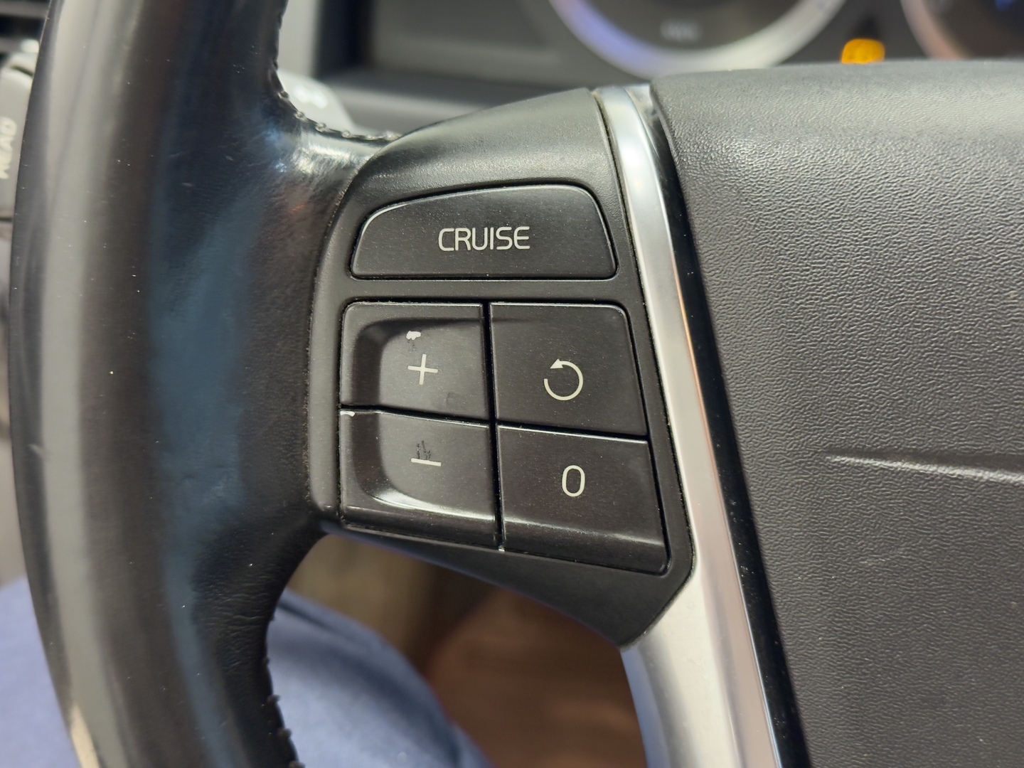 VOLVO XC70 12