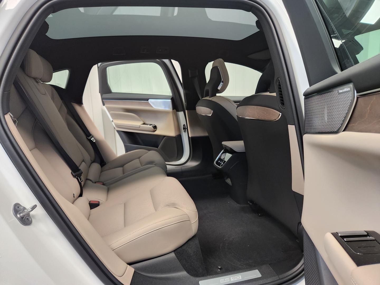 VOLVO ES90 10