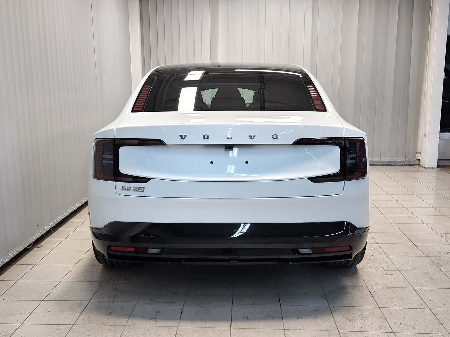 VOLVO ES90 4