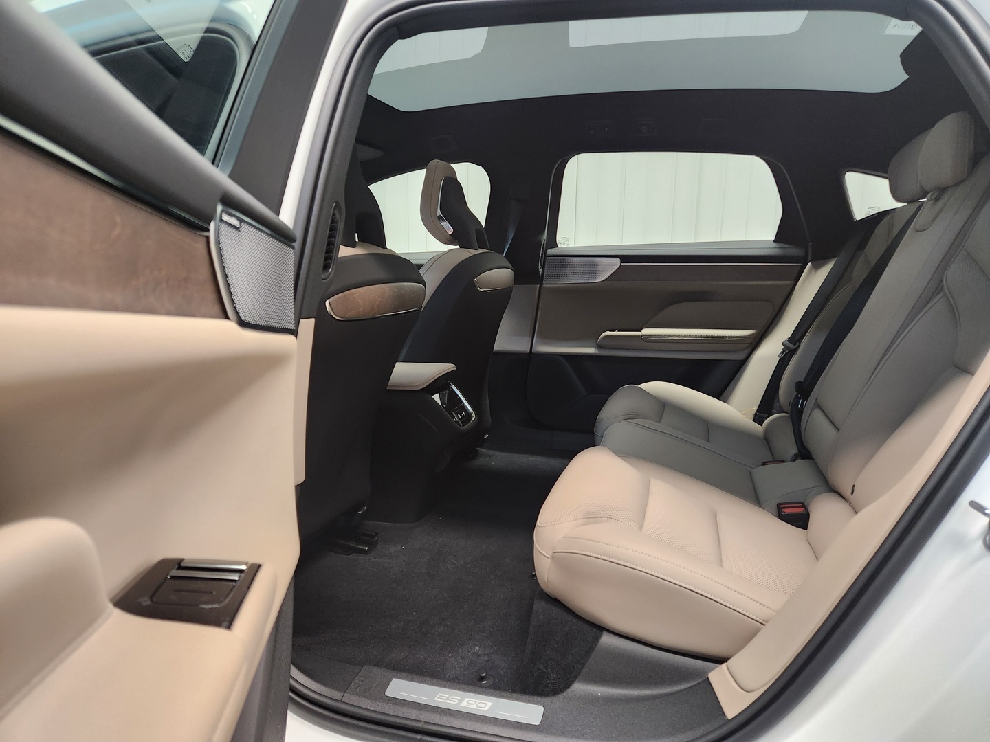 VOLVO ES90 9