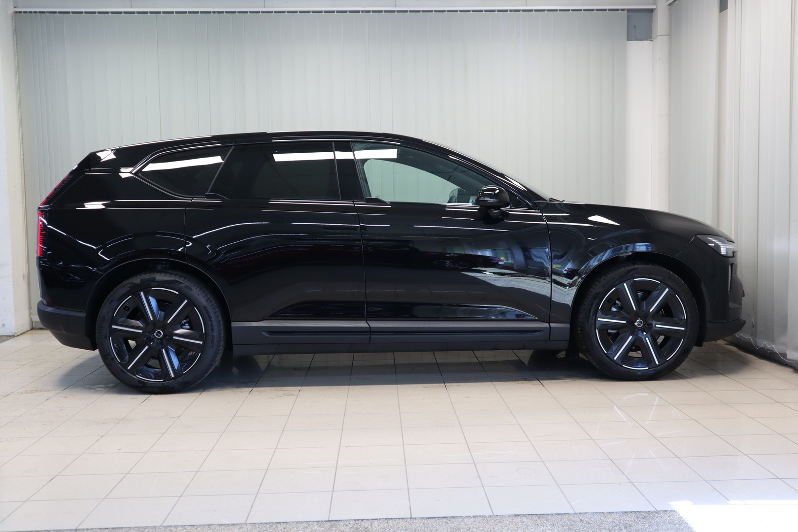 VOLVO EX60 5