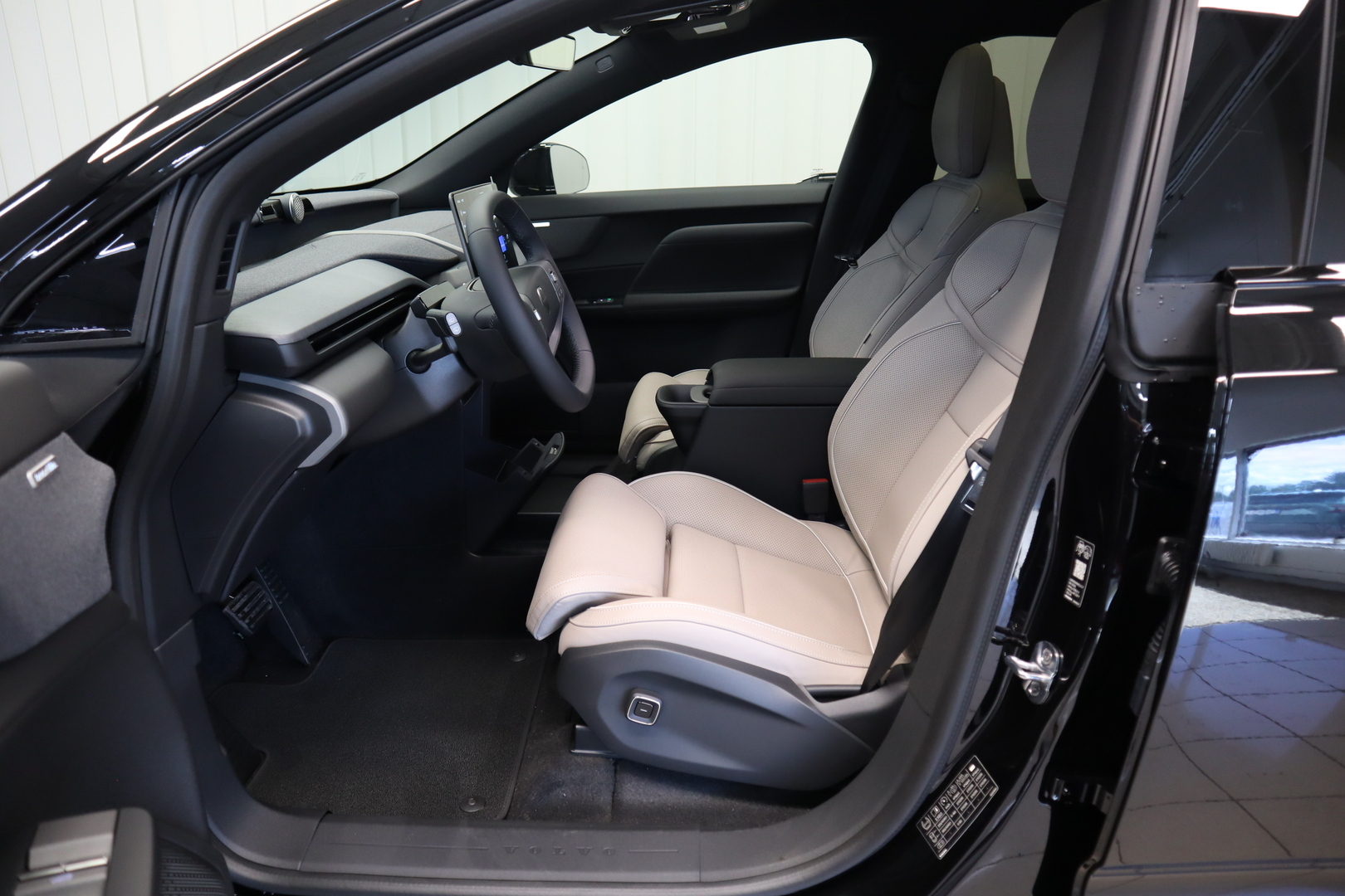 VOLVO EX60 9
