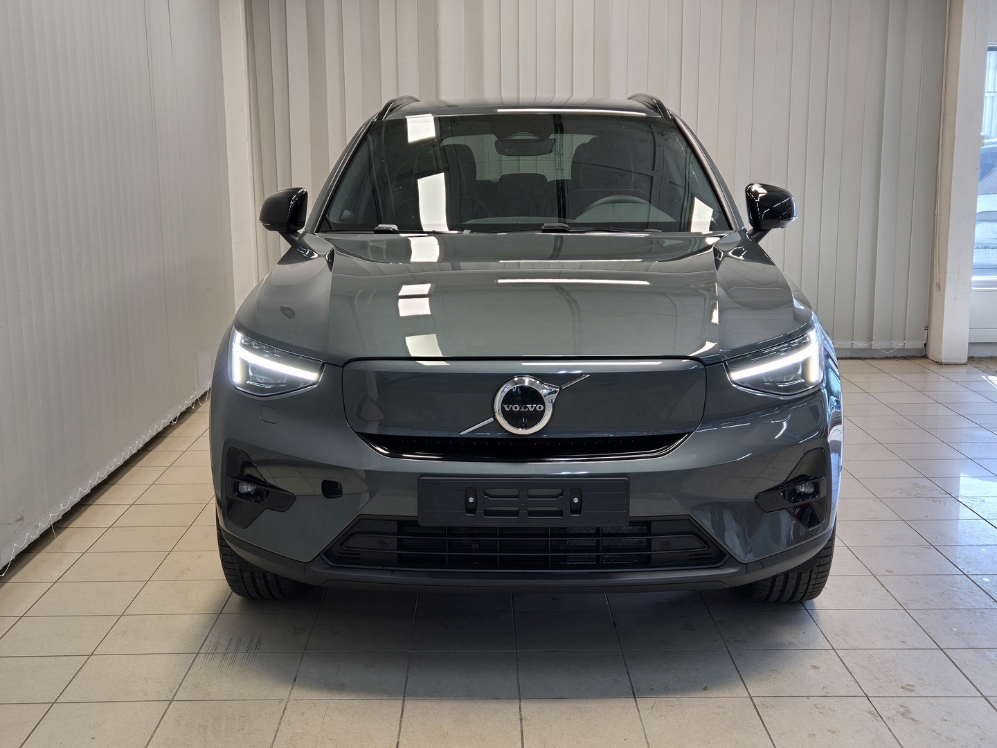 VOLVO EX40 3