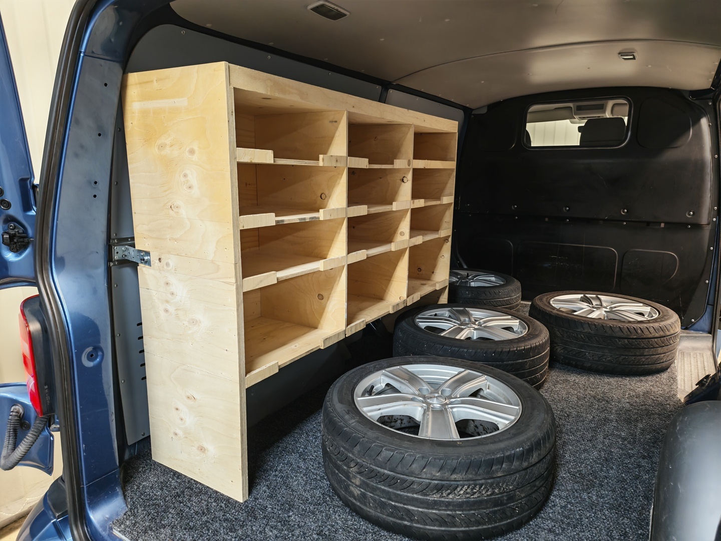 VOLKSWAGEN Transporter 18