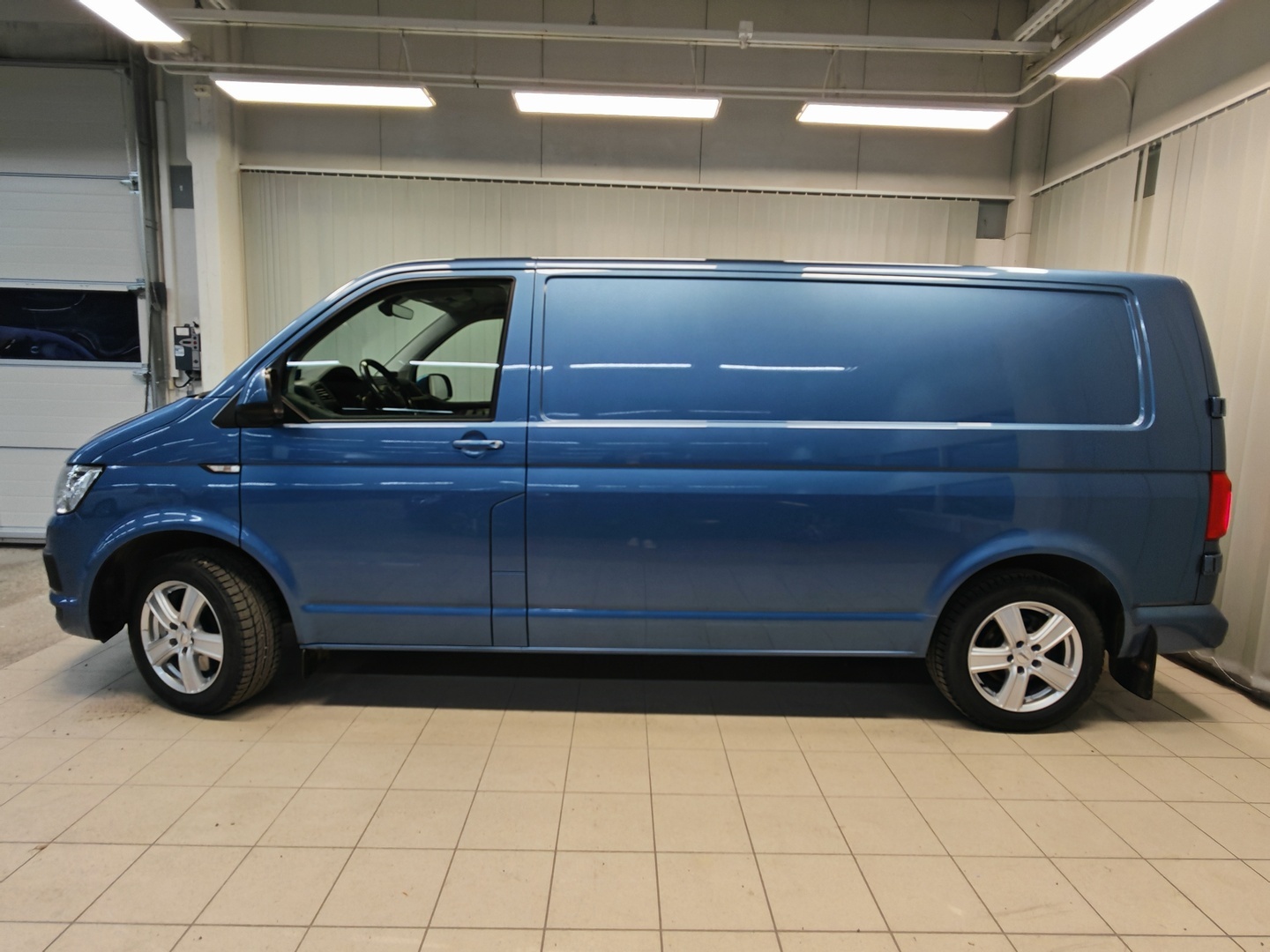 VOLKSWAGEN Transporter 4