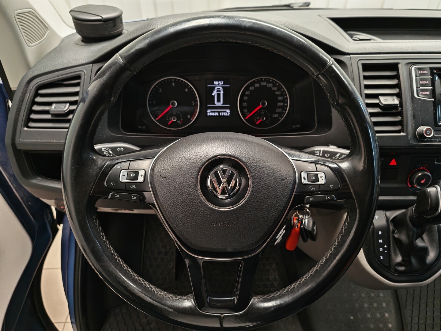 VOLKSWAGEN Transporter 8