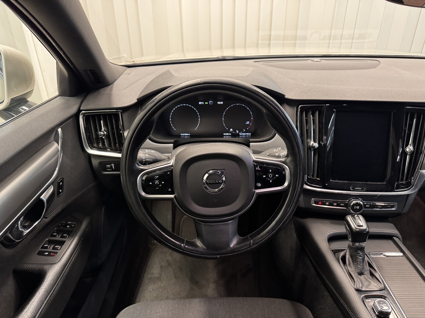 VOLVO V90 9
