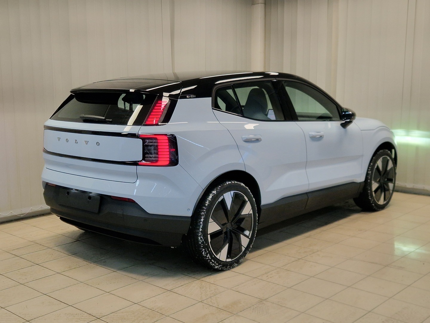 VOLVO EX30 4
