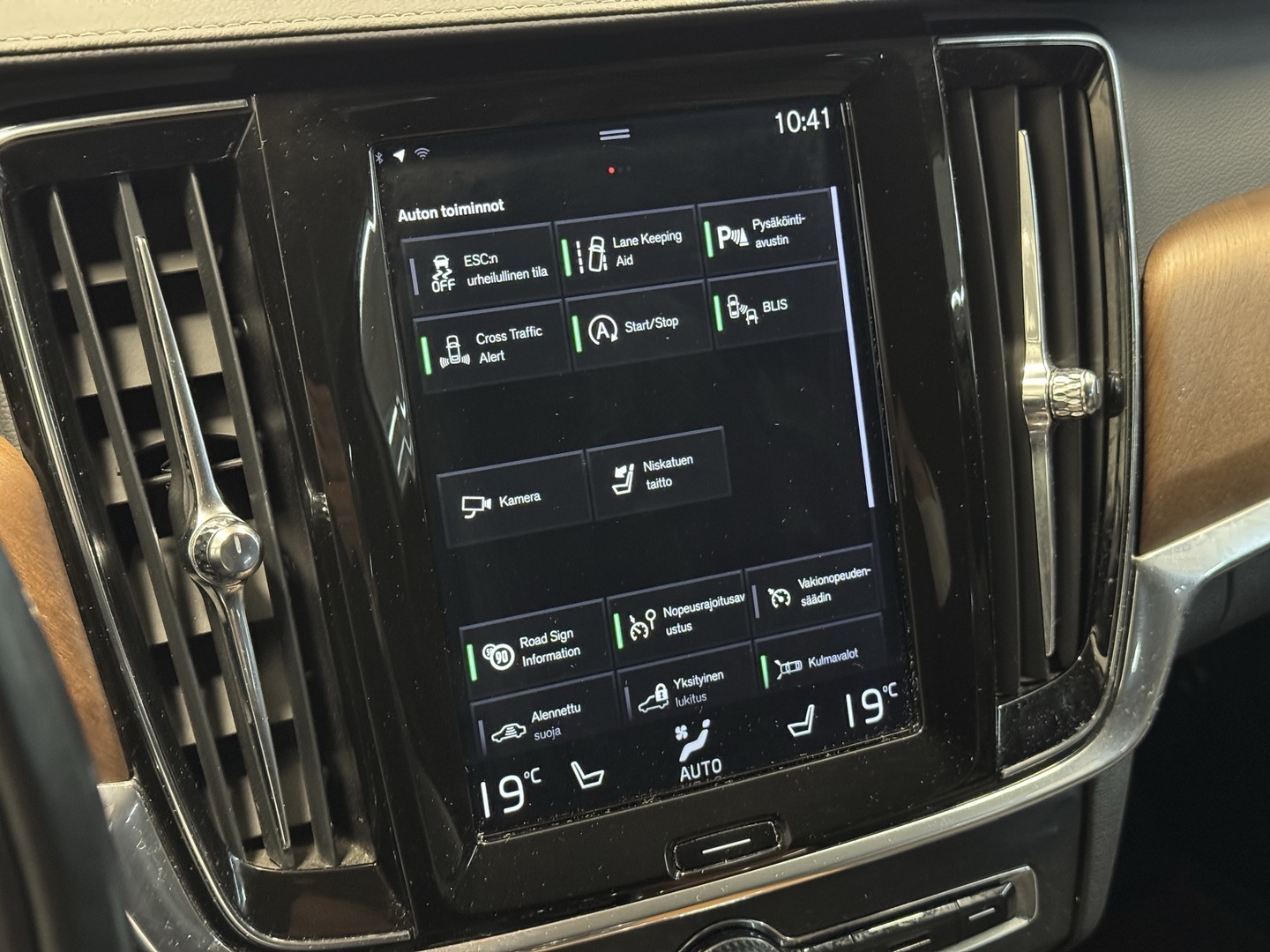 VOLVO V90 13