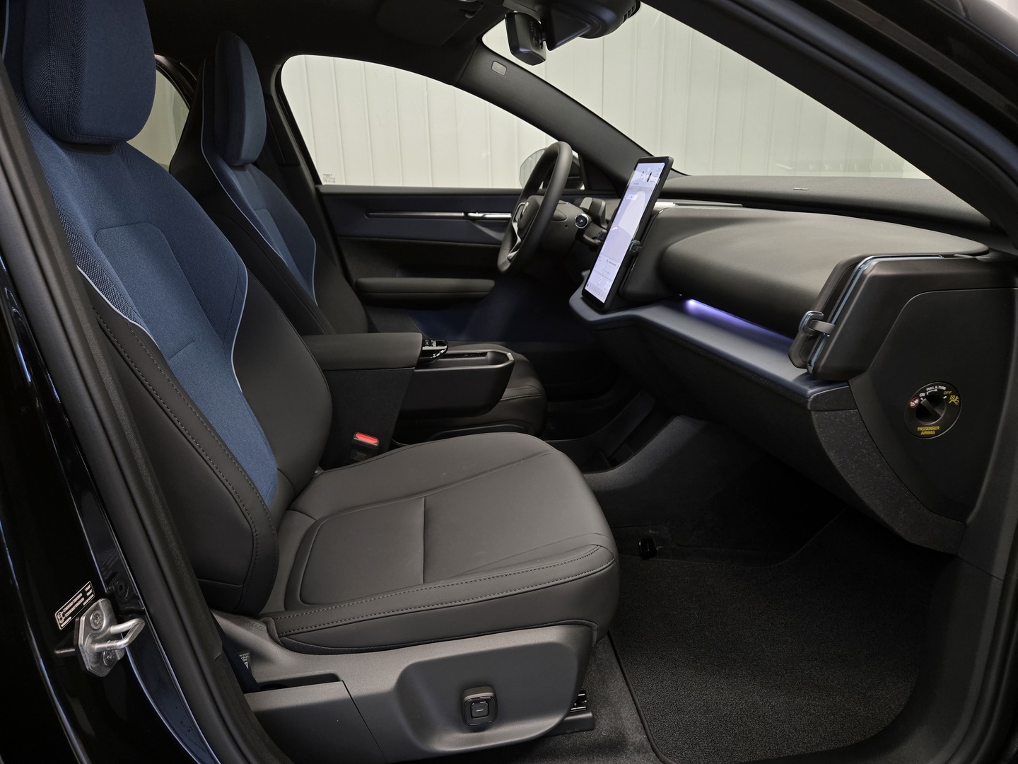 VOLVO EX30 8