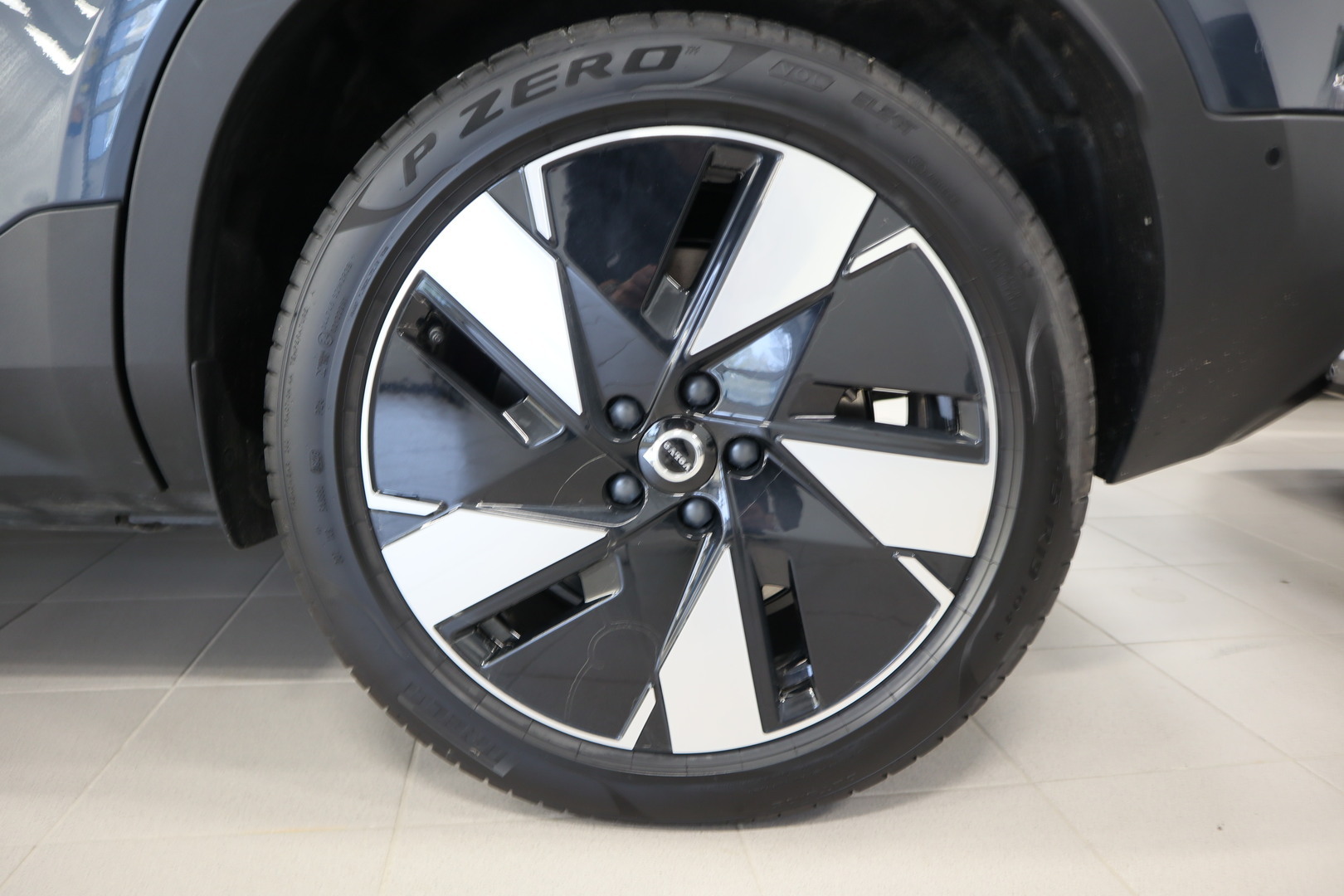 VOLVO EX40 18