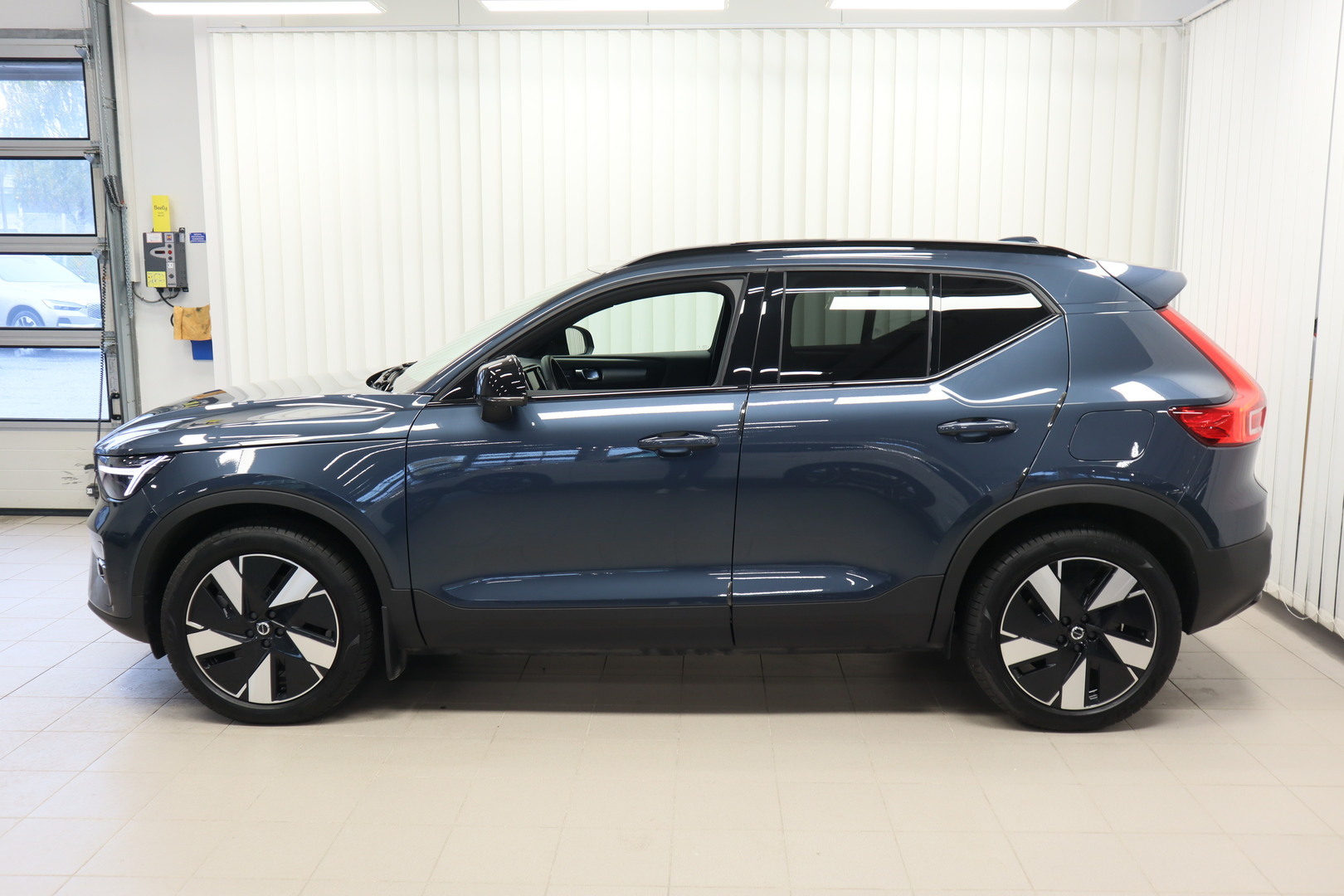 VOLVO EX40 3