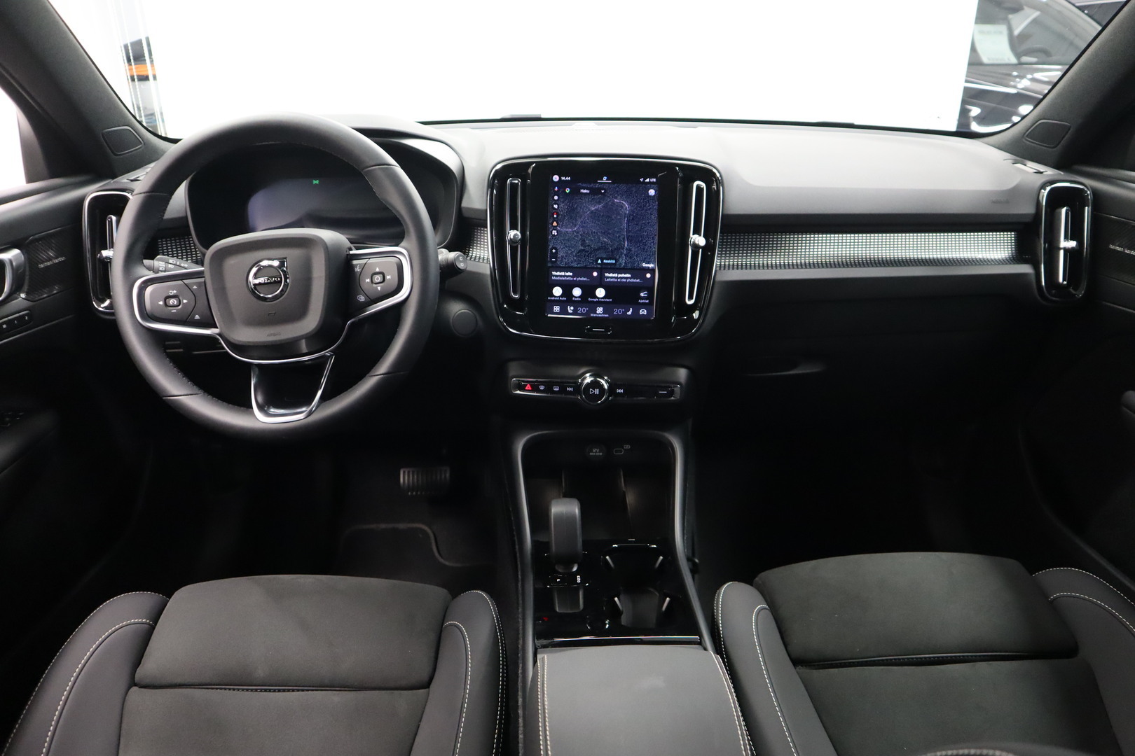 VOLVO EX40 7