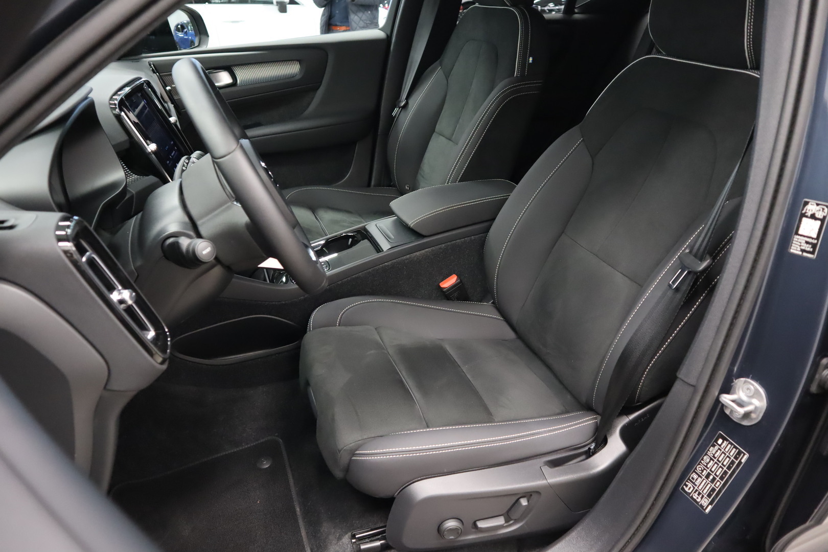 VOLVO EX40 8