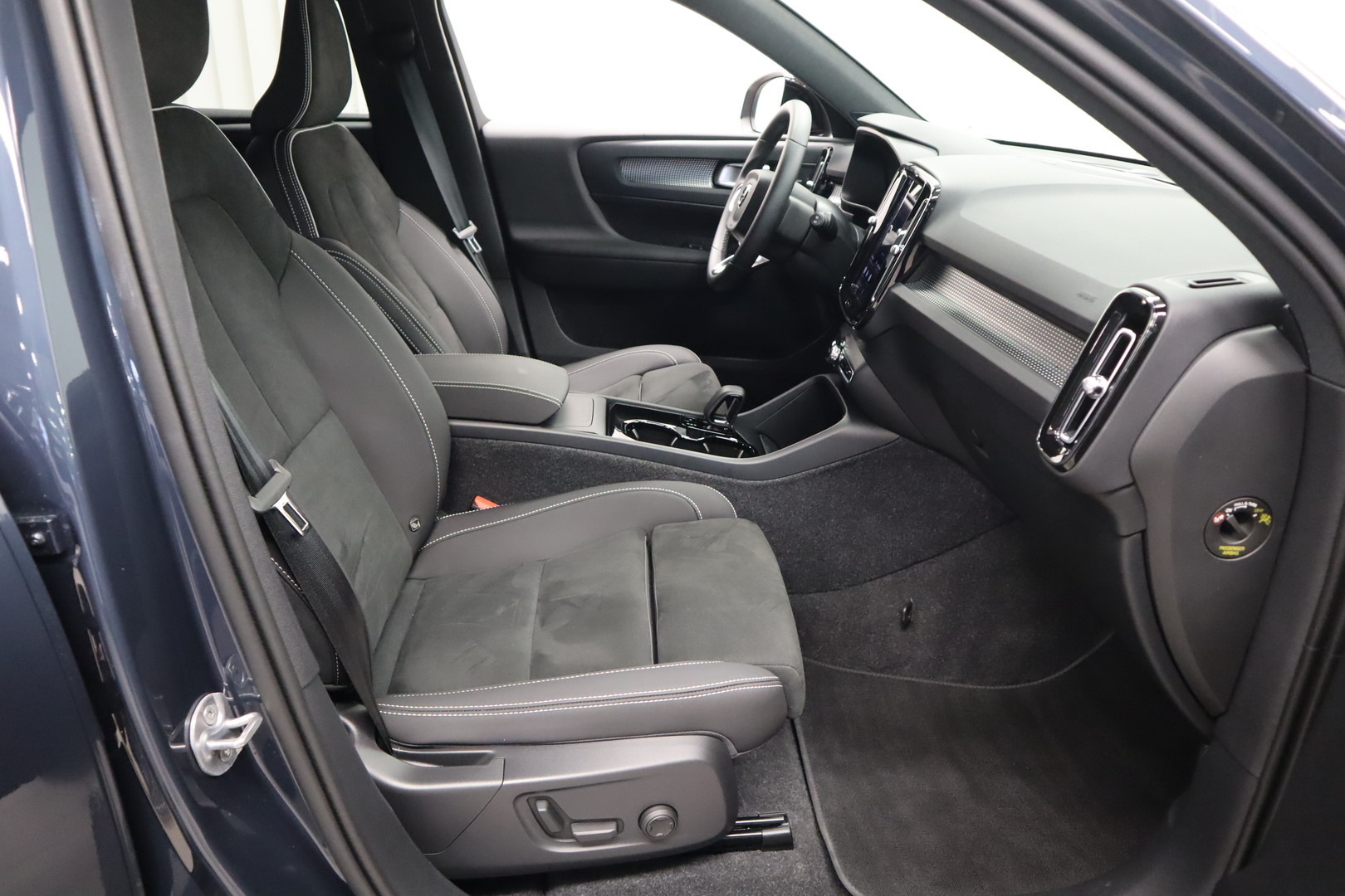 VOLVO EX40 9
