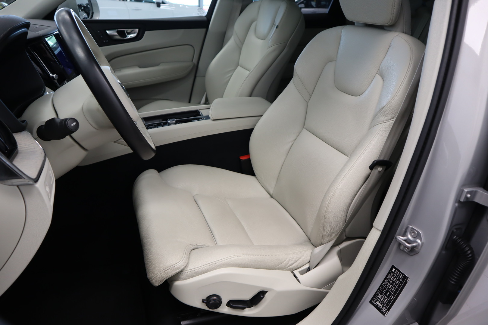 VOLVO XC60 8