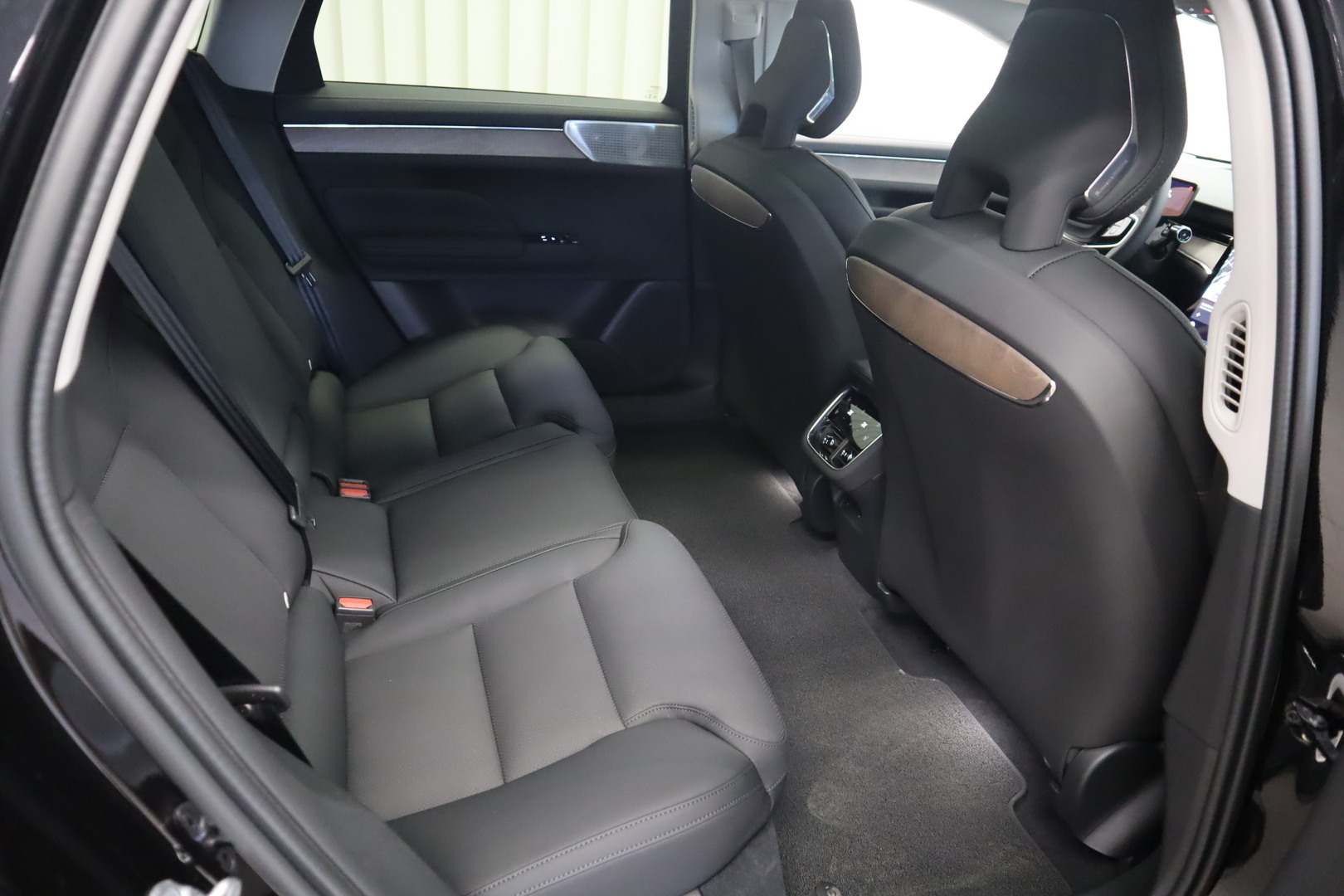 VOLVO ES90 11