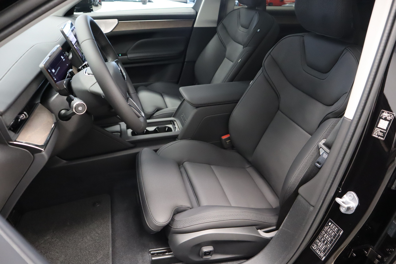 VOLVO ES90 9