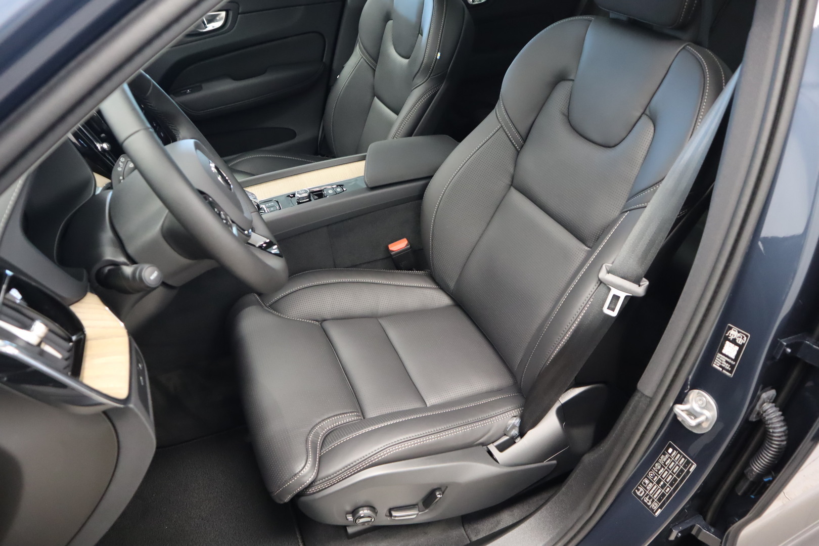 VOLVO XC60 8