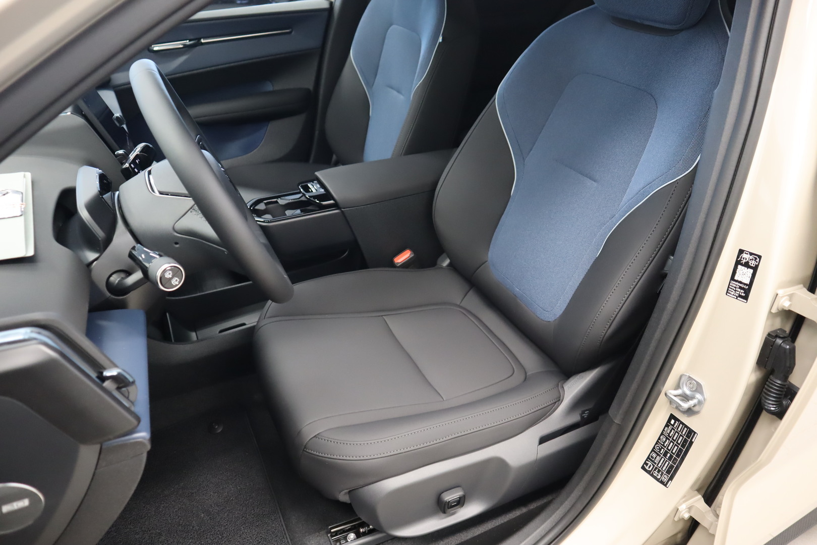 VOLVO EX30 9
