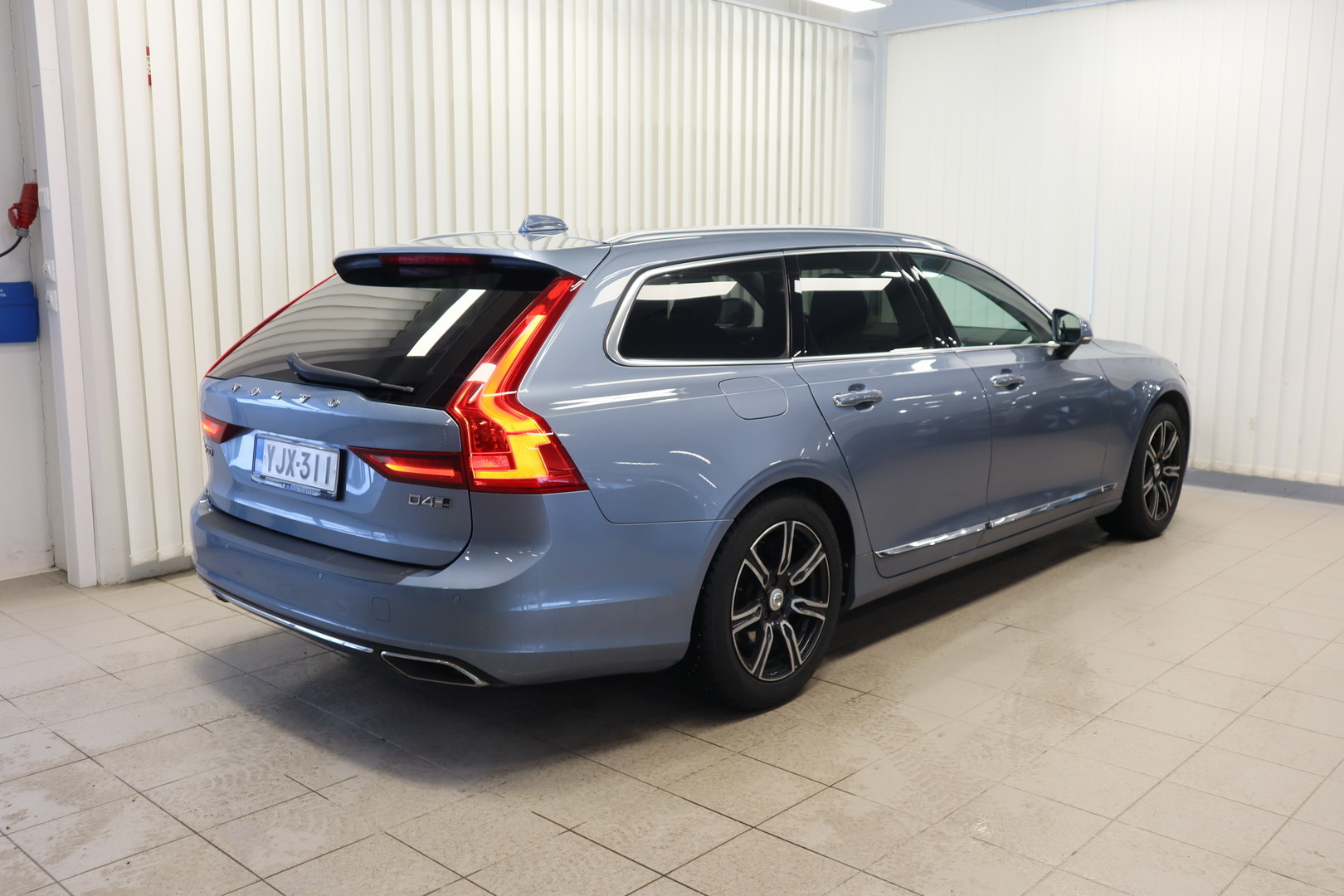 VOLVO V90 5