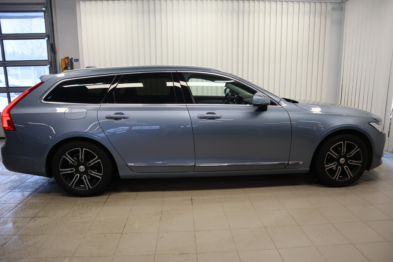 VOLVO V90 8