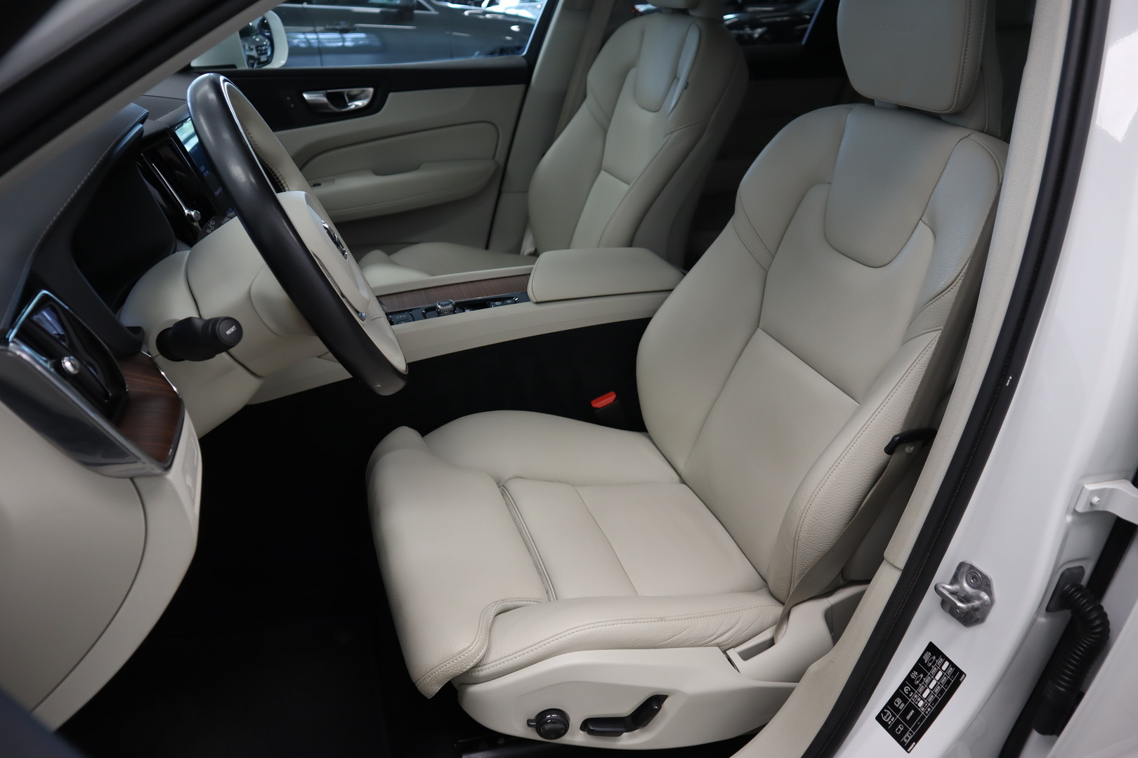VOLVO XC60 8