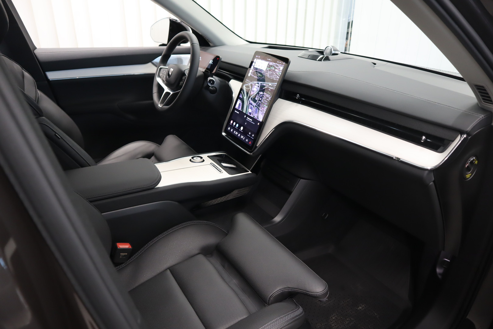 VOLVO EX90 10