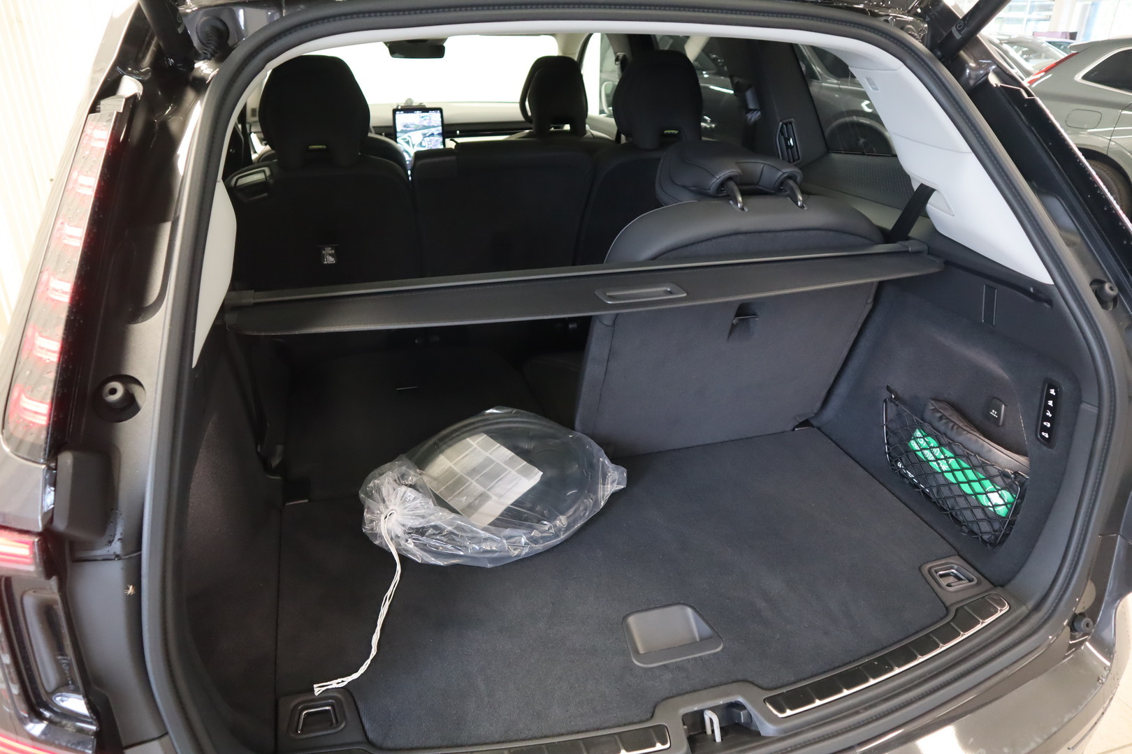 VOLVO EX90 12