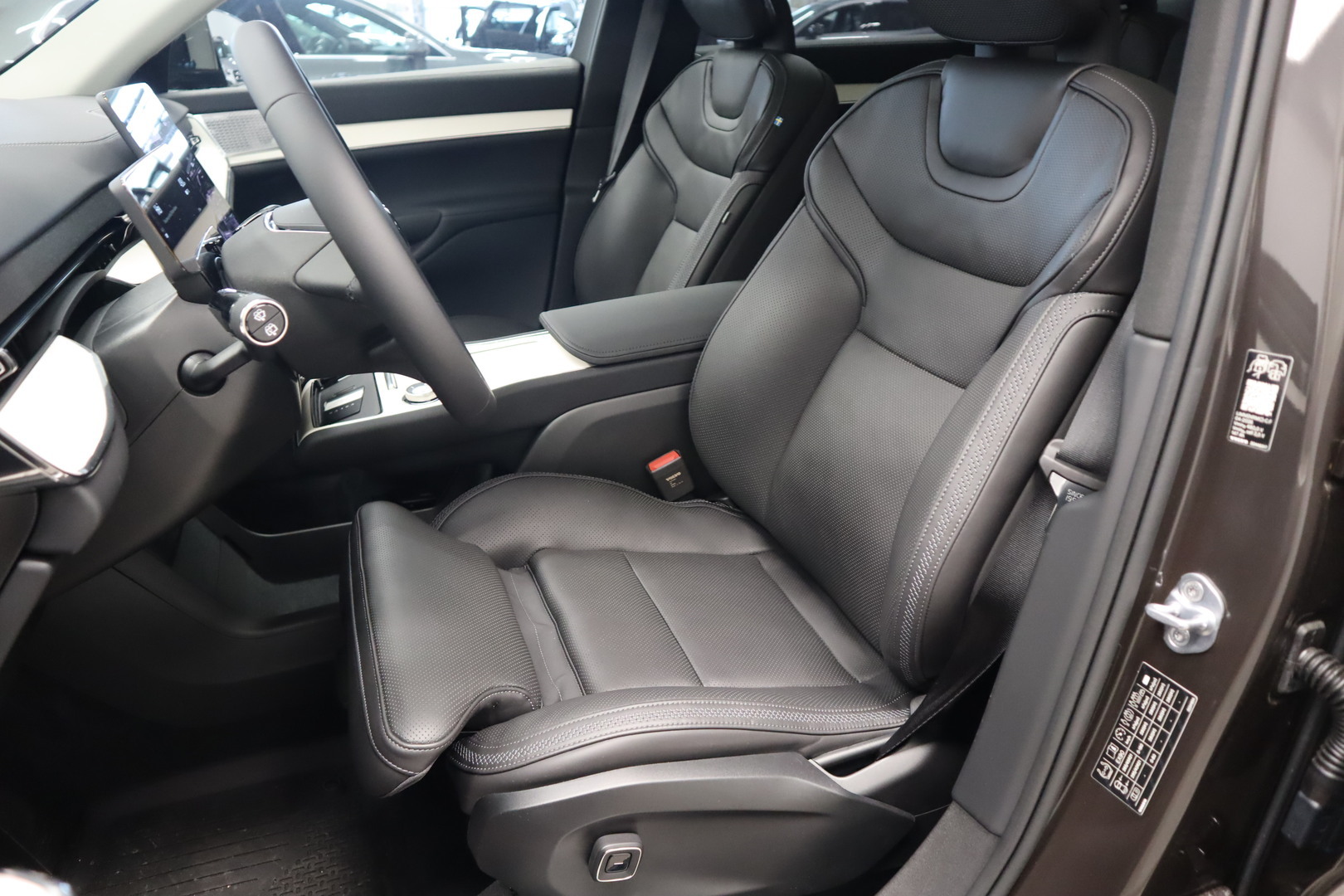 VOLVO EX90 8