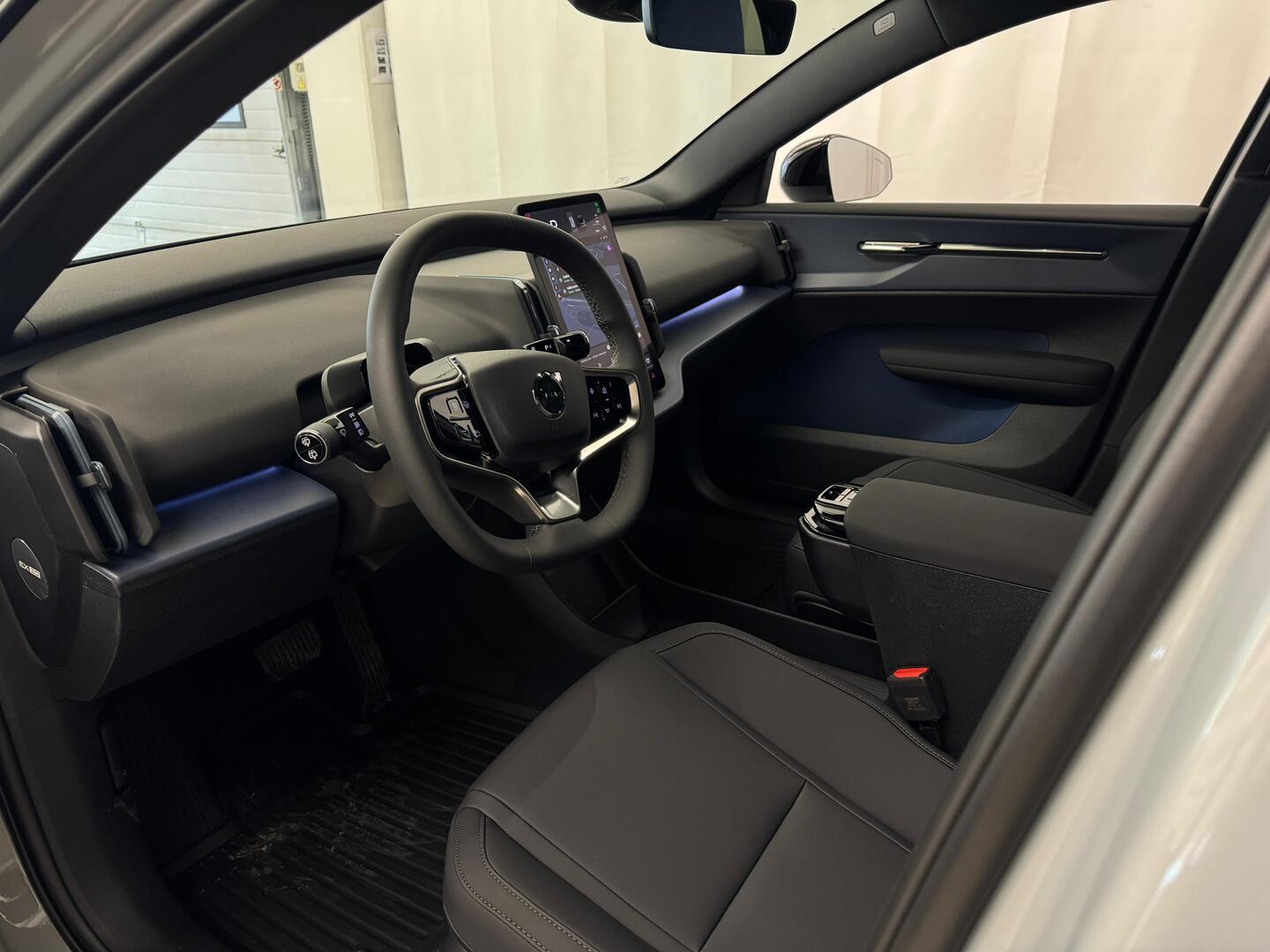VOLVO EX30 4