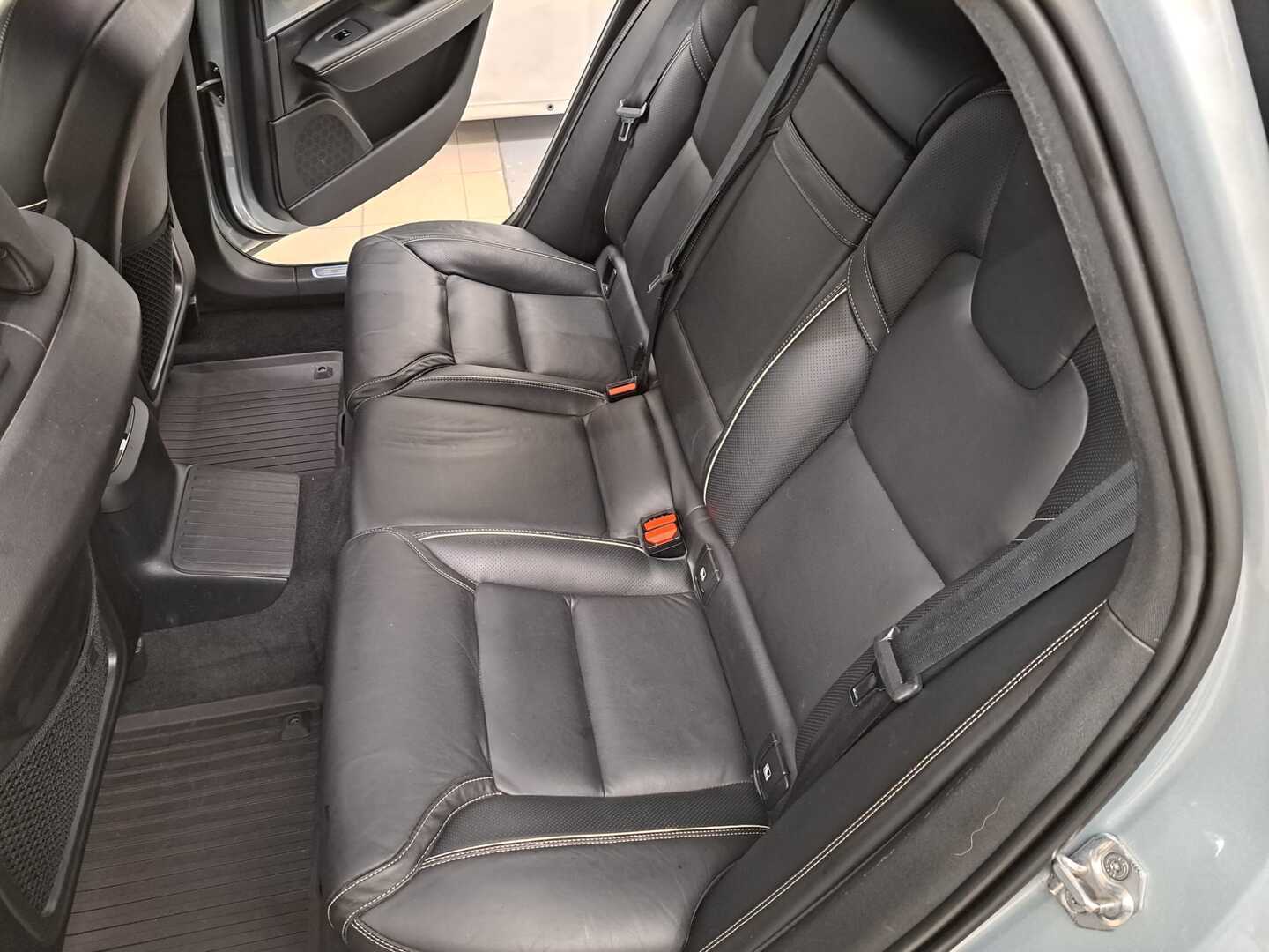 VOLVO V90 13