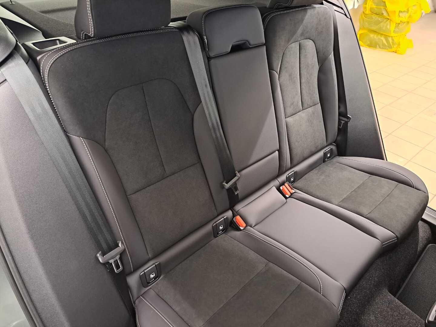 VOLVO EX40 10