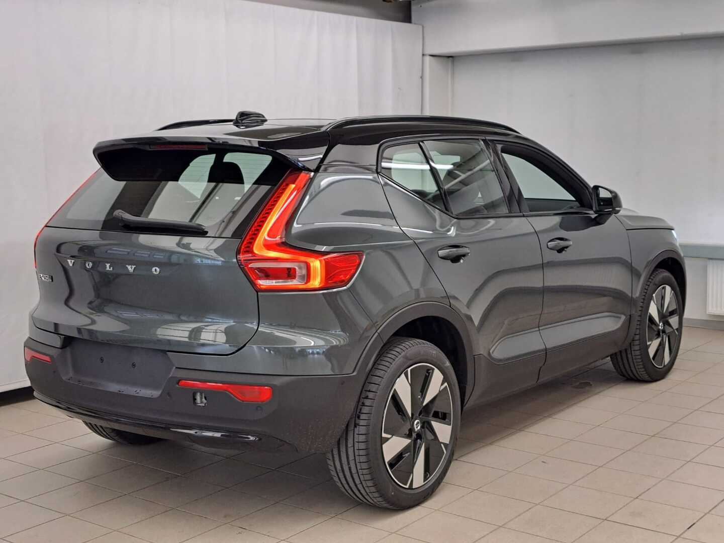 VOLVO EX40 3
