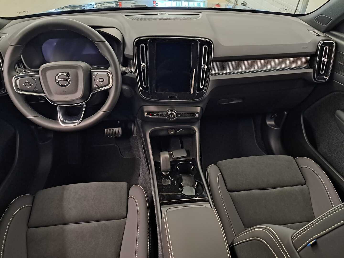 VOLVO EX40 7