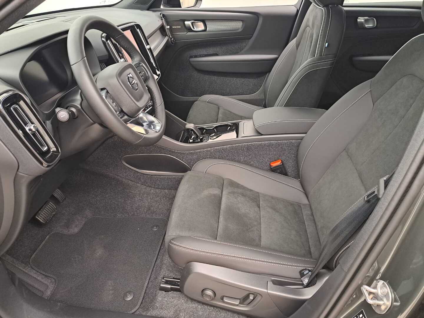 VOLVO EX40 8