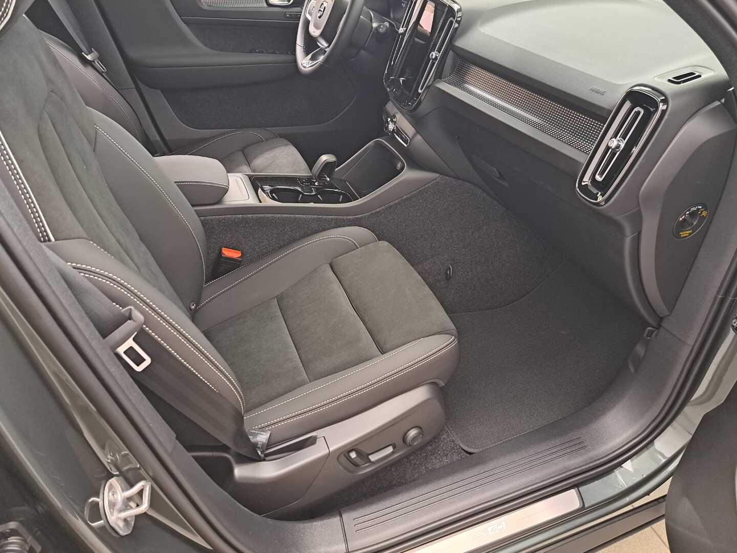 VOLVO EX40 9