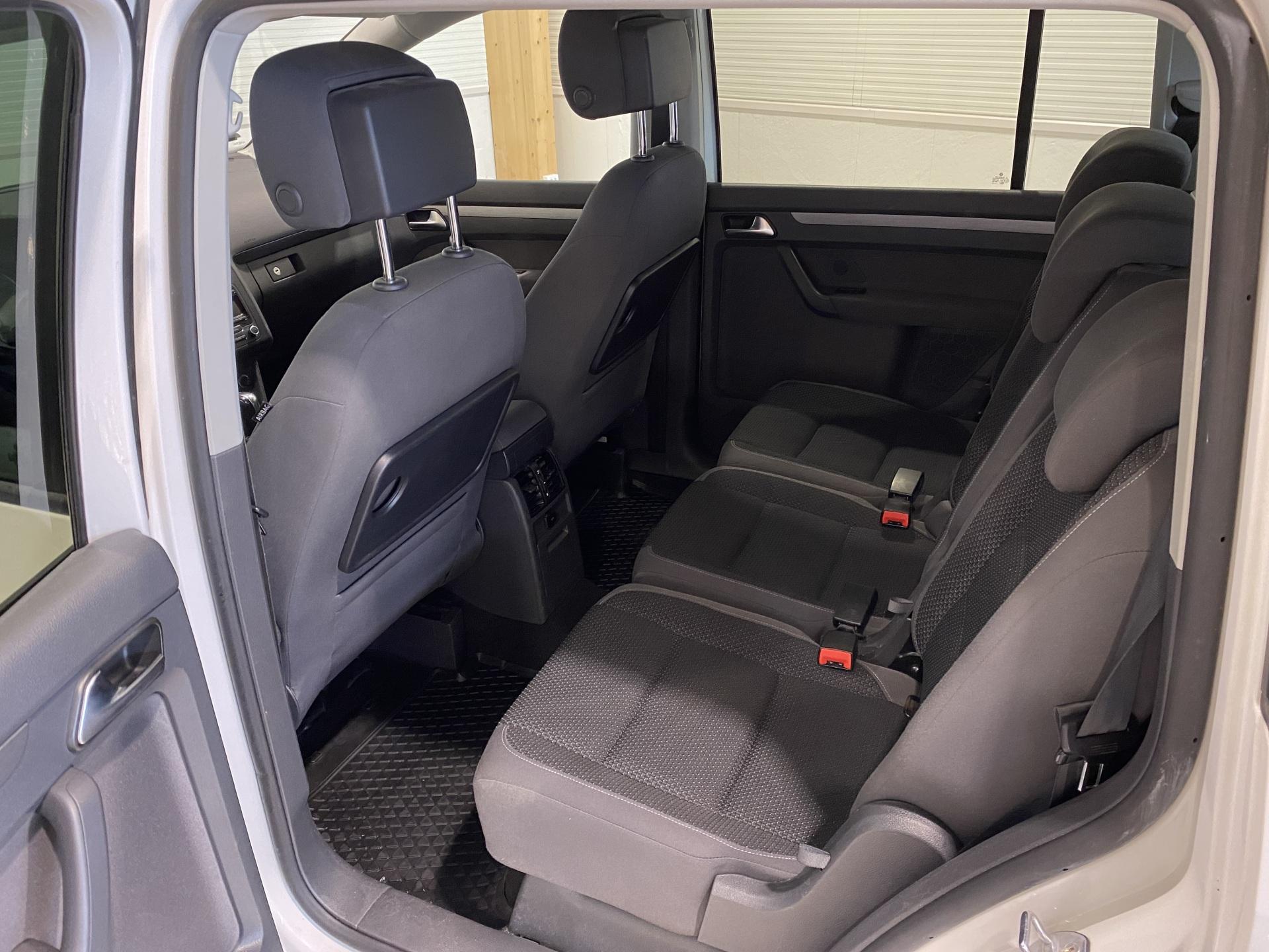 VOLKSWAGEN Touran 2013