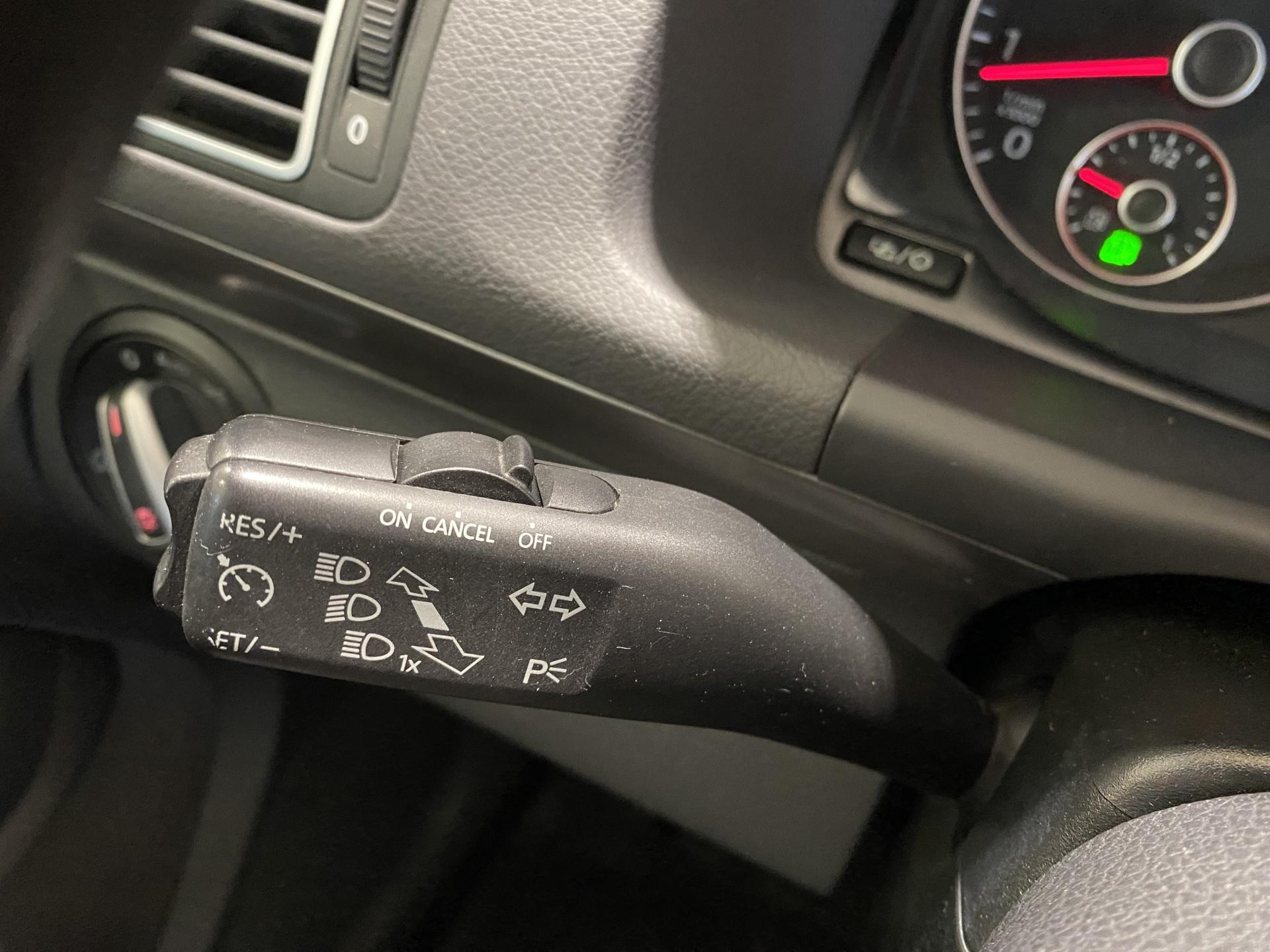 VOLKSWAGEN Touran 2013