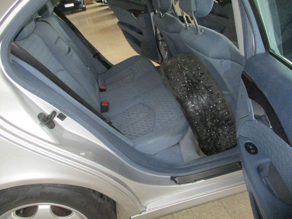 MERCEDES-BENZ E 2004