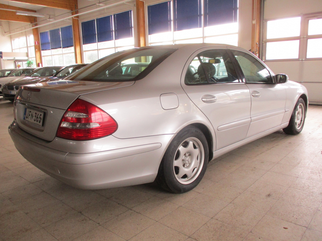 MERCEDES-BENZ E 2004
