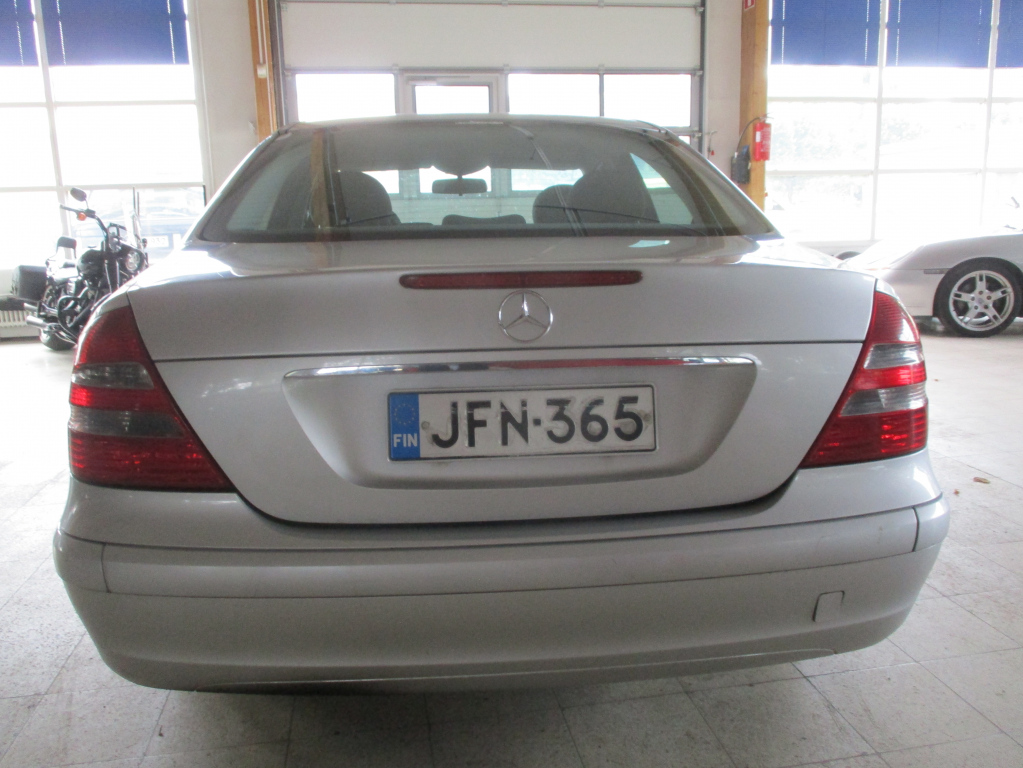 MERCEDES-BENZ E 2004